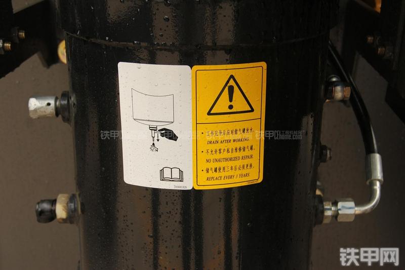 山东临工LG956L矿山铲掘型装载机局部