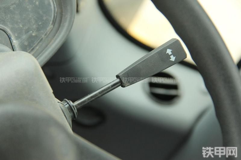 山东临工LG956L矿山铲掘型装载机局部