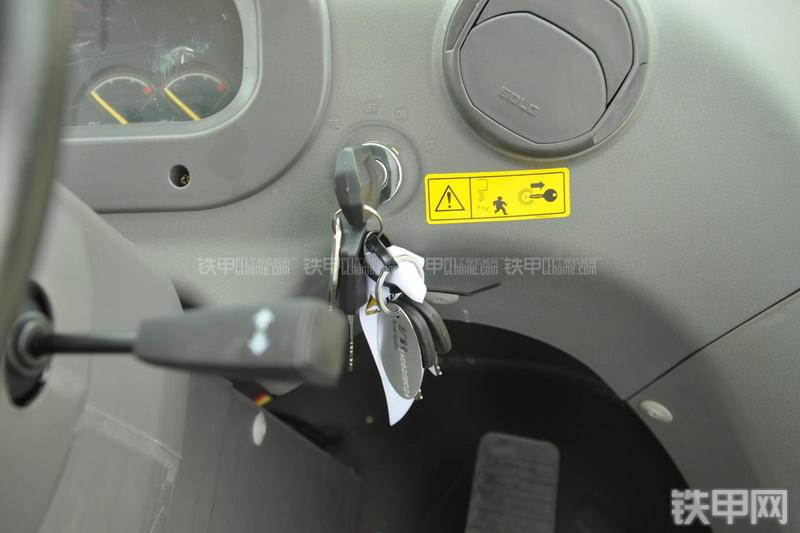 山东临工LG953N节能型装载机局部