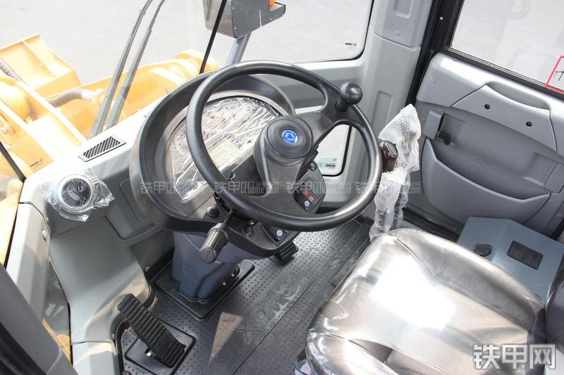 徐工LW300KN装载机局部