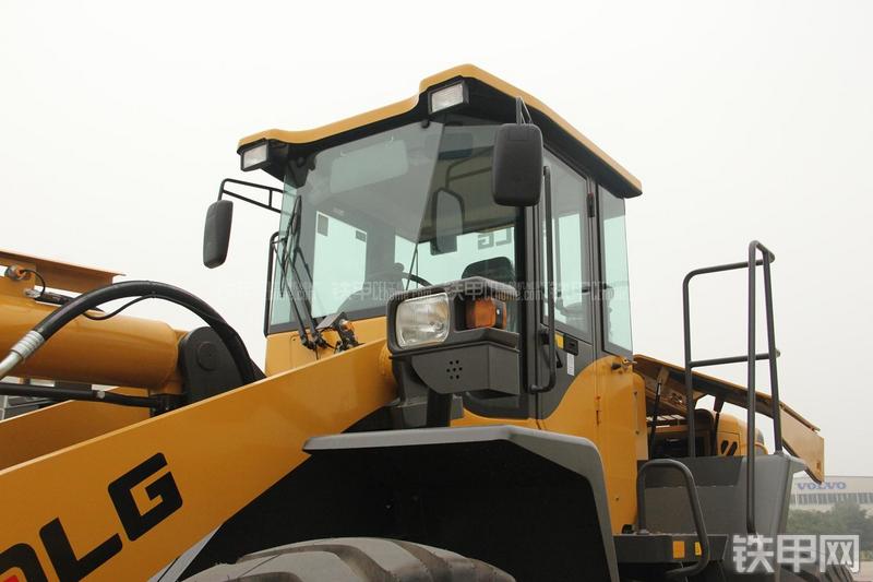 山东临工LG956V装载机局部