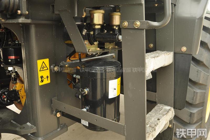 山东临工LG956N装载机局部