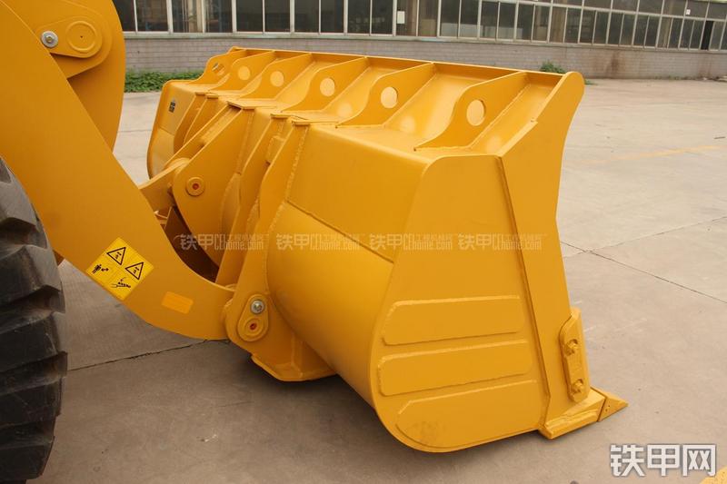 山东临工LG956V装载机局部