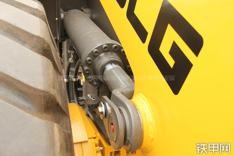 山东临工LG956V装载机局部