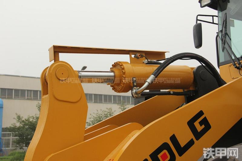 山东临工LG956L矿山铲掘型装载机局部