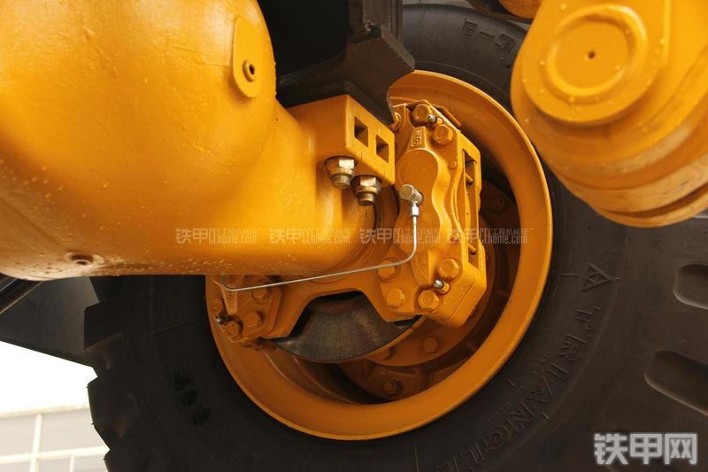 山东临工LG956L矿山铲掘型装载机局部