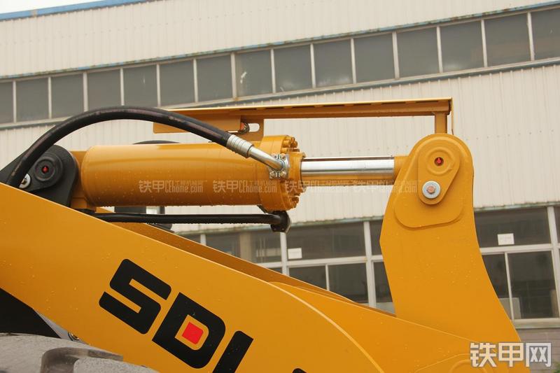 山东临工LG956L矿山铲掘型装载机局部