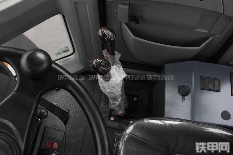 徐工LW300KN装载机局部