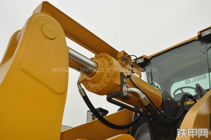 山东临工LG956N装载机局部