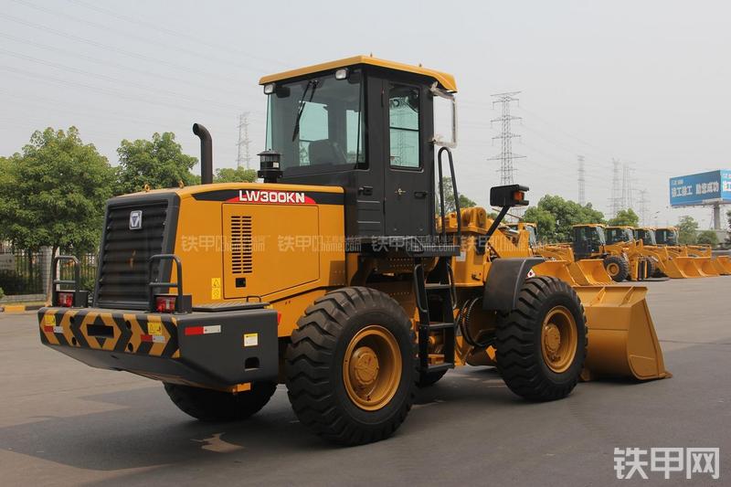 徐工LW300KN装载机整机外观