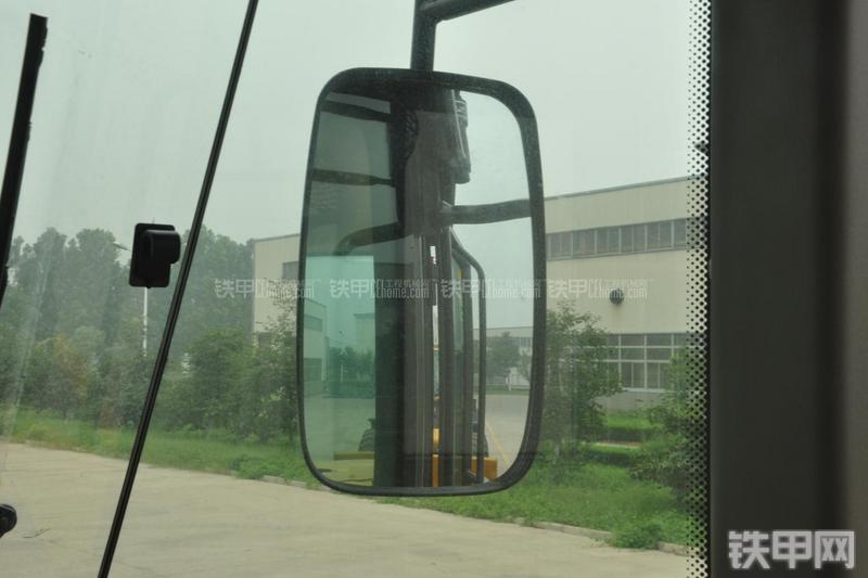 山东临工LG953N节能型装载机局部