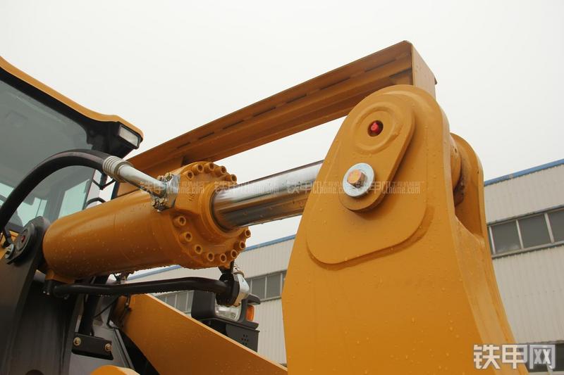 山东临工LG956L矿山铲掘型装载机局部