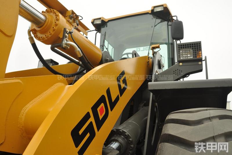 山东临工LG956N装载机局部