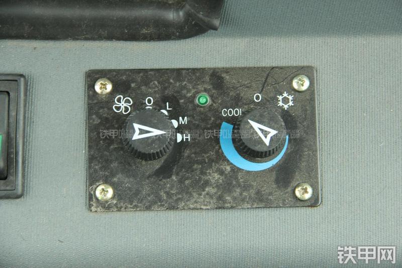 山东临工LG956L矿山铲掘型装载机局部