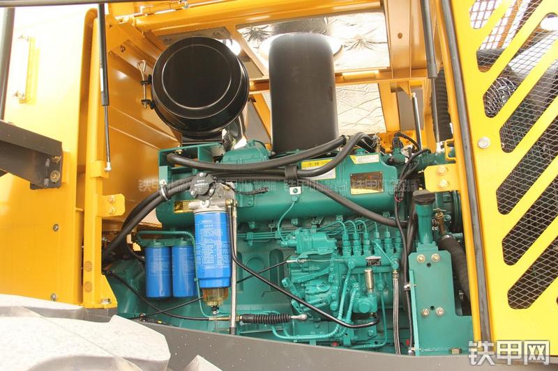 山东临工LG956L矿山铲掘型装载机局部