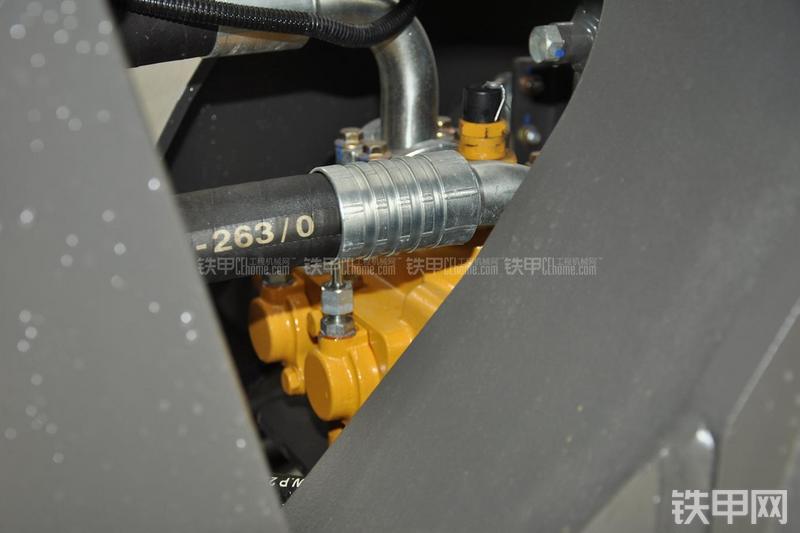 山东临工LG956N装载机局部