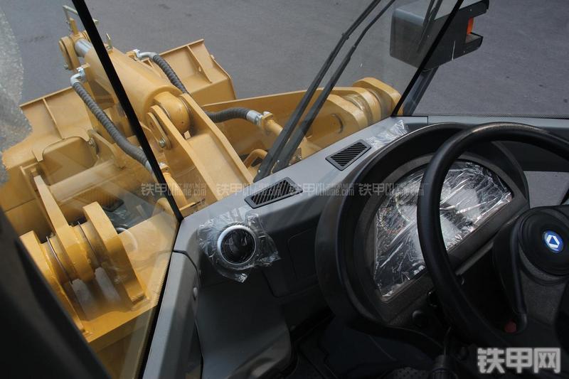 徐工LW300KN装载机局部