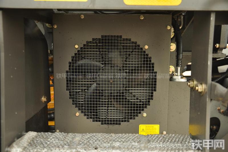 山东临工LG956N装载机局部