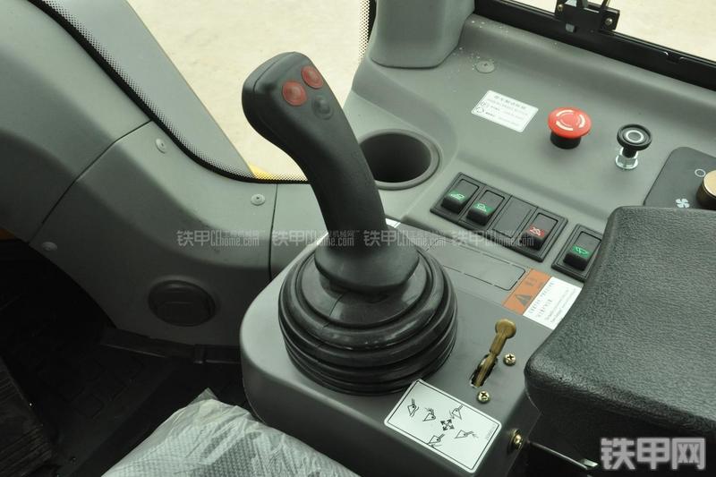 山东临工LG956N装载机局部