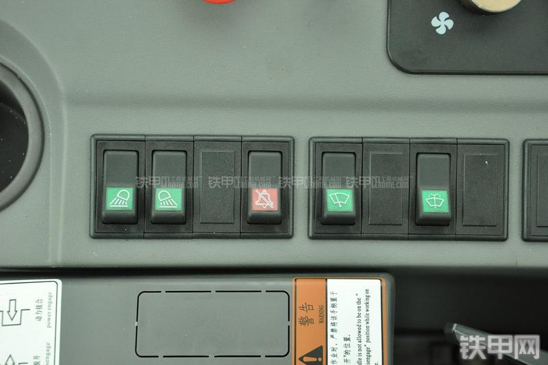 山东临工LG956N装载机局部