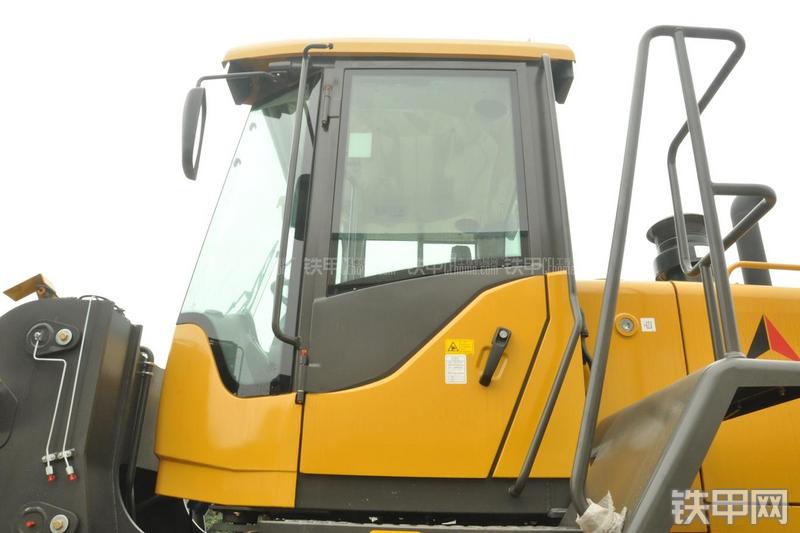 山东临工LG956N装载机局部