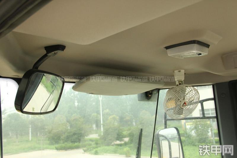 山东临工LG956L矿山铲掘型装载机局部