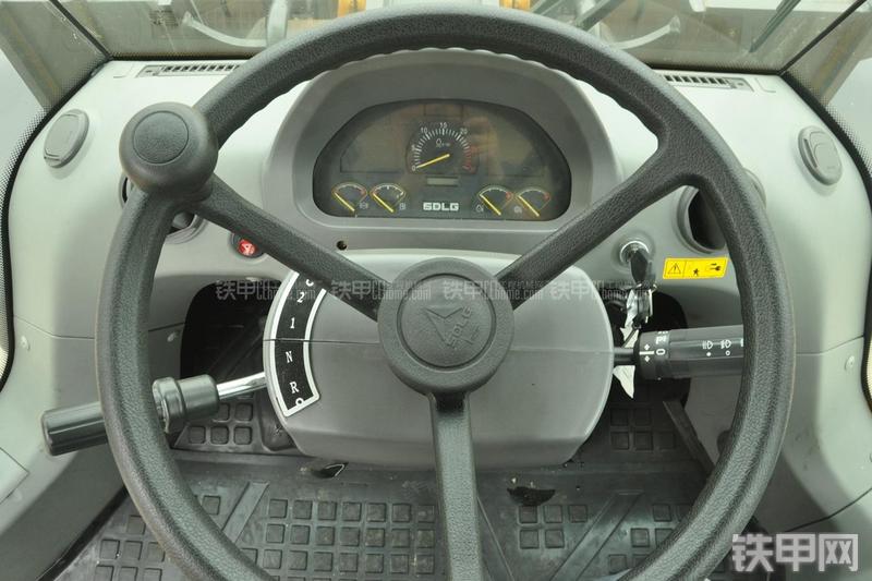 山东临工LG956N装载机局部