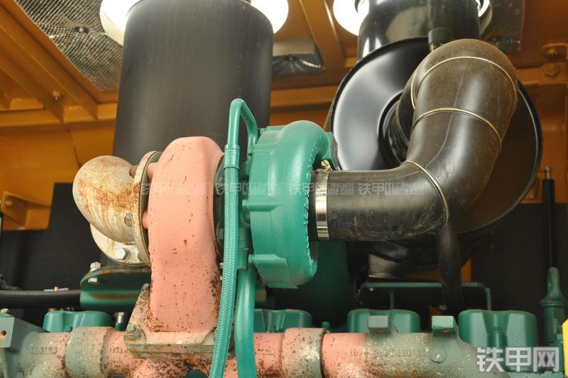 山东临工LG956N装载机局部