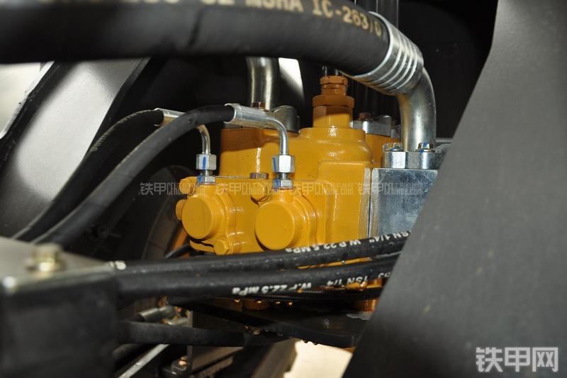 山东临工LG956N装载机局部