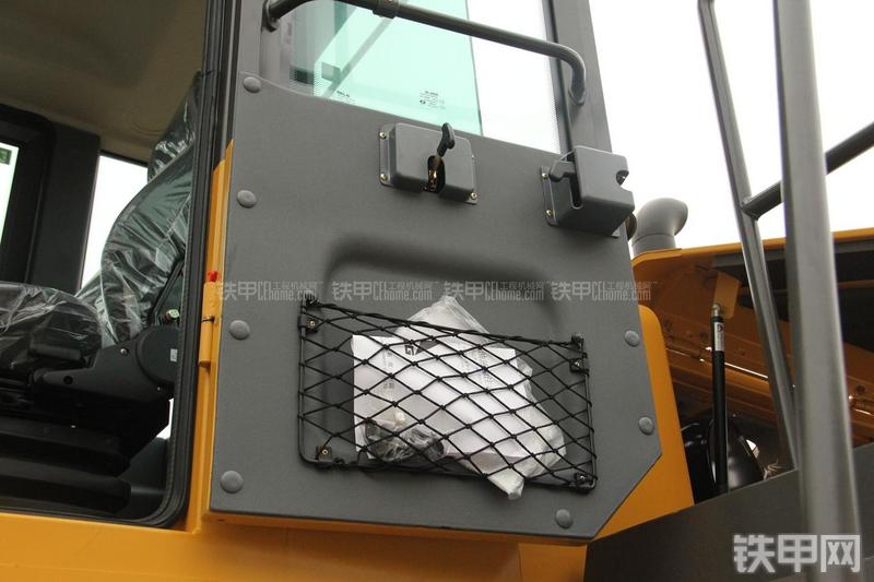 山东临工LG956V装载机局部