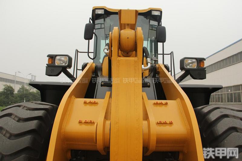 山东临工LG956L矿山铲掘型装载机局部