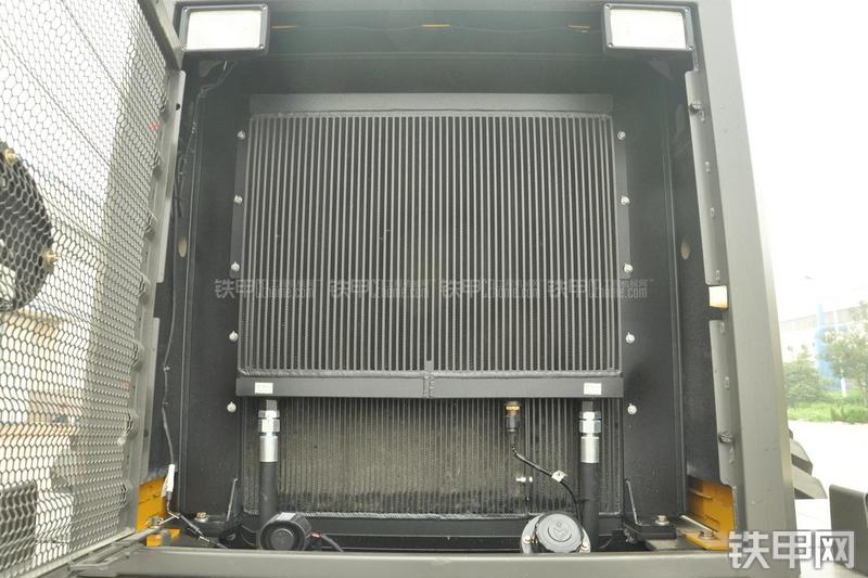 山东临工LG956N装载机局部