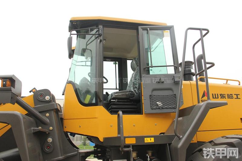 山东临工LG956L矿山铲掘型装载机局部