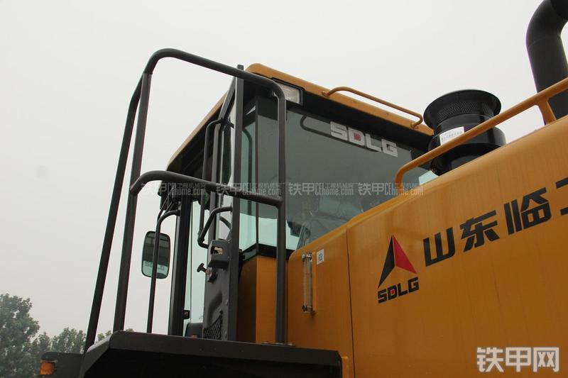 山东临工LG956L矿山铲掘型装载机局部