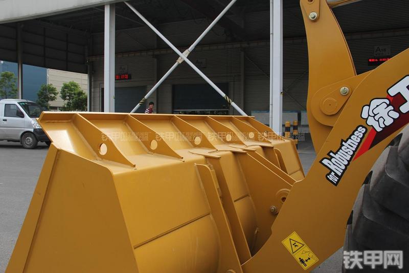 徐工LW300KN装载机局部