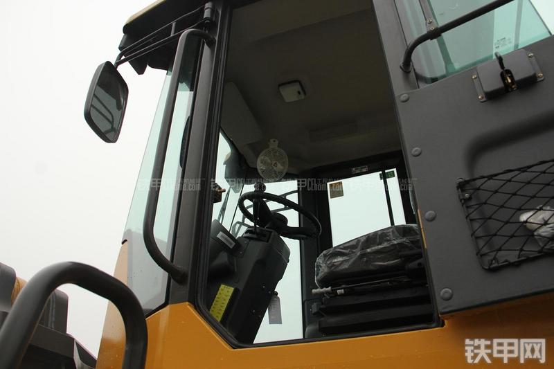 山东临工LG956L矿山铲掘型装载机局部