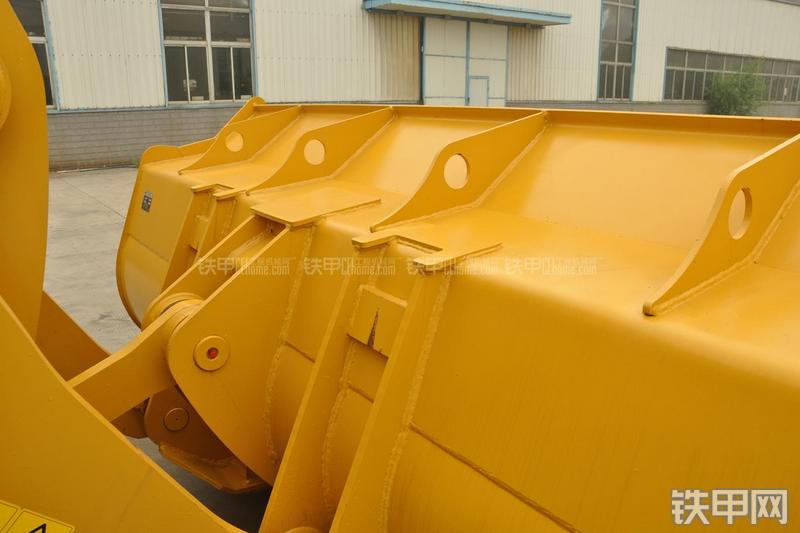 山东临工LG956N装载机局部