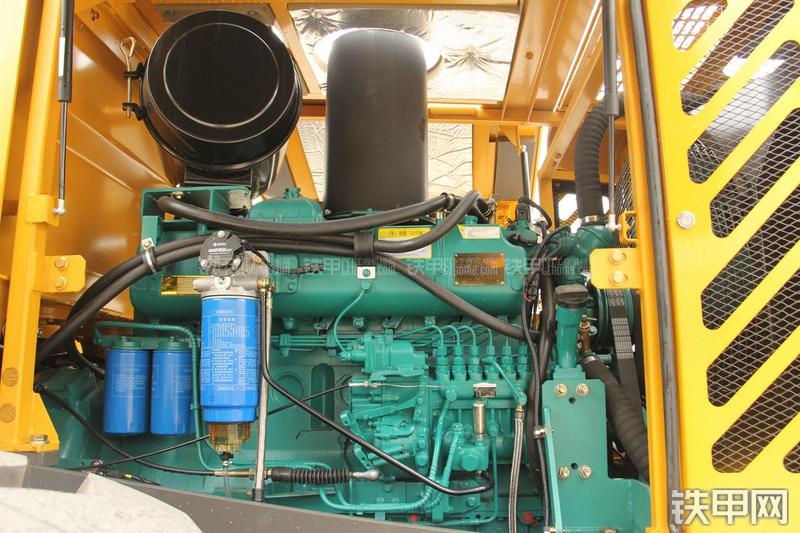 山东临工LG956L矿山铲掘型装载机局部