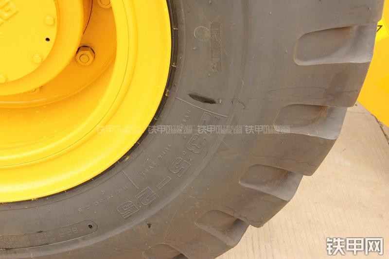 山东临工LG956L矿山铲掘型装载机局部