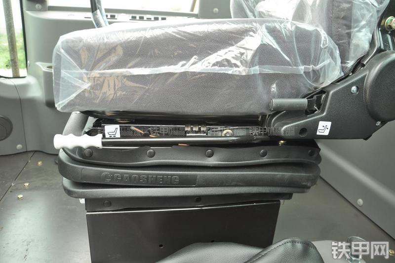 山东临工LG953N节能型装载机局部