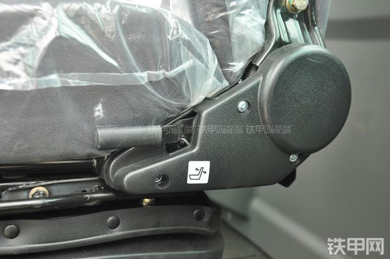 山东临工LG953N节能型装载机局部