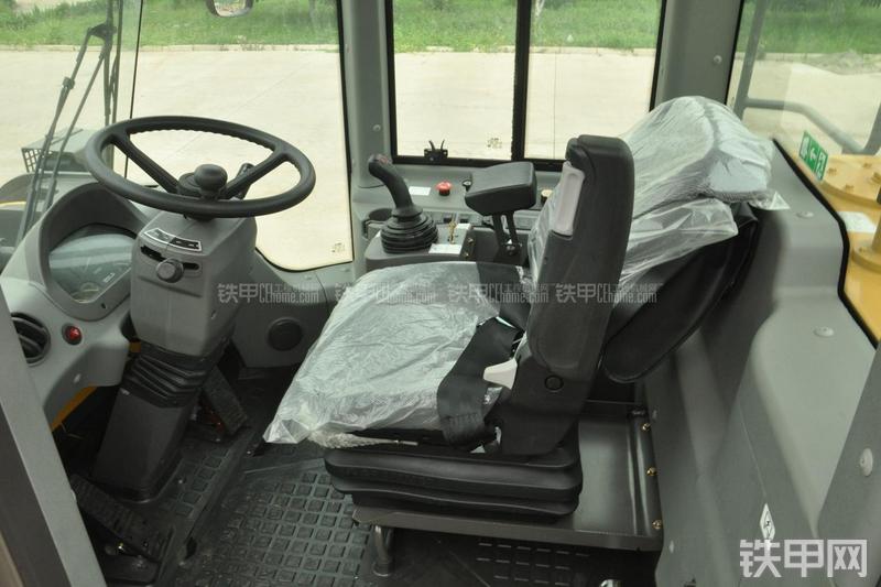 山东临工LG956N装载机局部