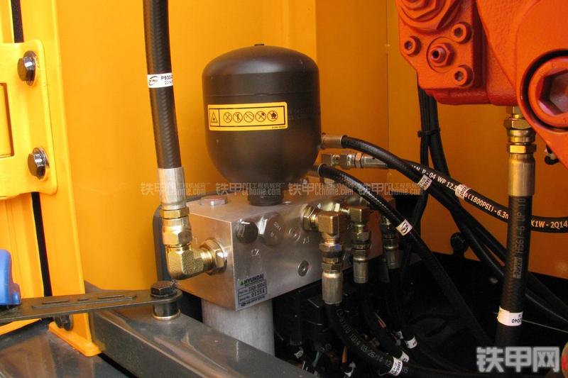 现代R275LC-9T挖掘机局部