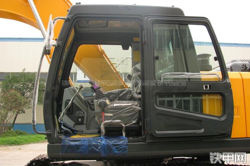 现代R215-7C挖掘机局部