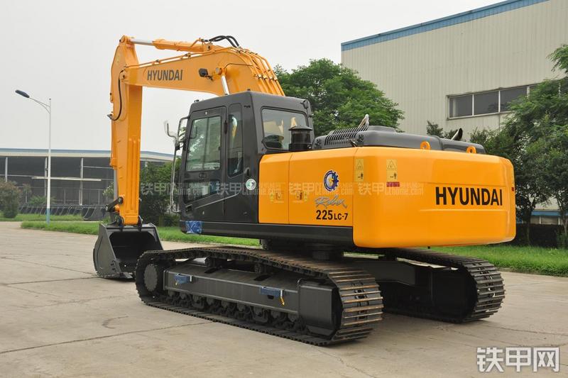 现代R225LC-7挖掘机整机外观