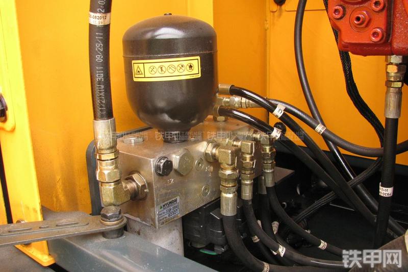 现代R225LC-9T挖掘机局部