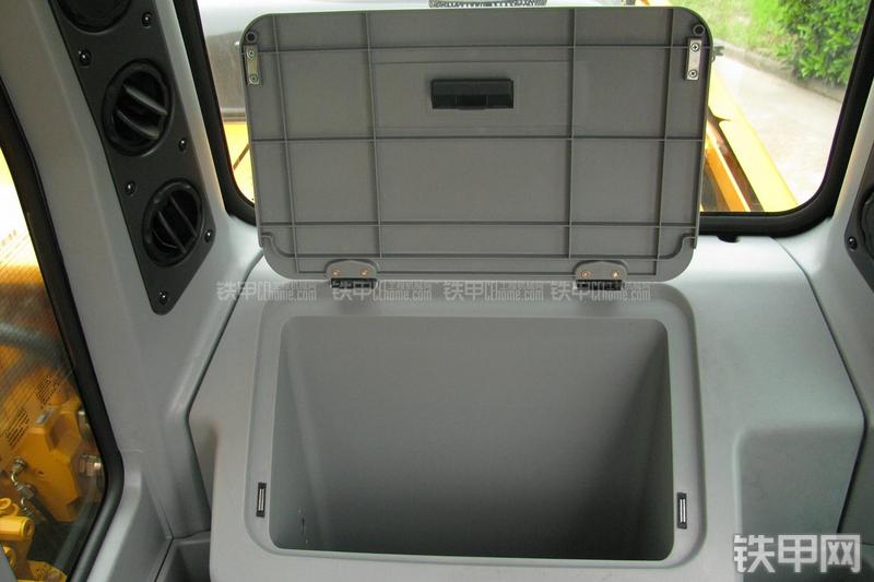 现代R215-7挖掘机局部