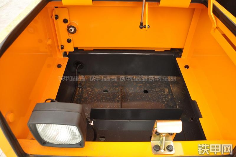 现代R225LC-7挖掘机局部