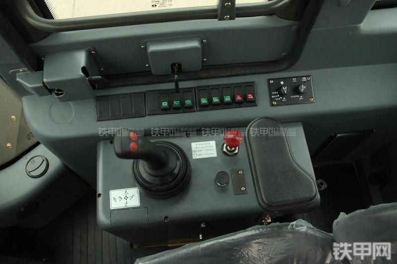 山东临工LG956V装载机局部