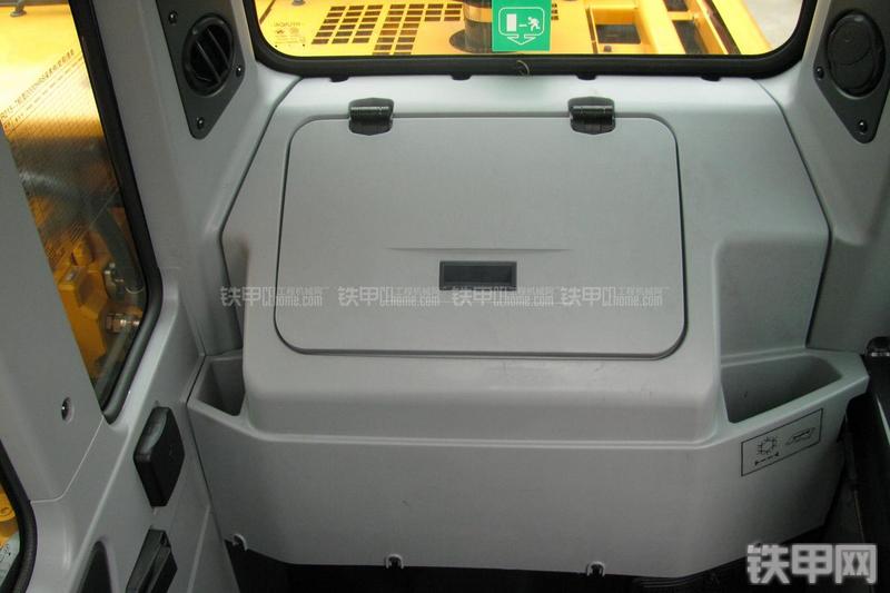 现代R215-7C挖掘机局部